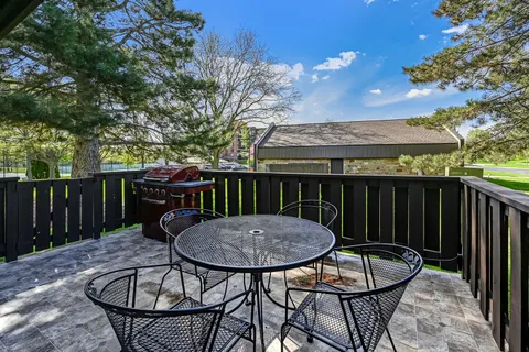 $399,000 | 7 Nacona Lane, Indian Head Park, IL 60525