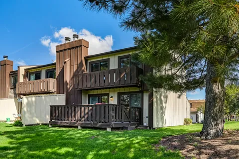 $399,000 | 7 Nacona Lane, Indian Head Park, IL 60525