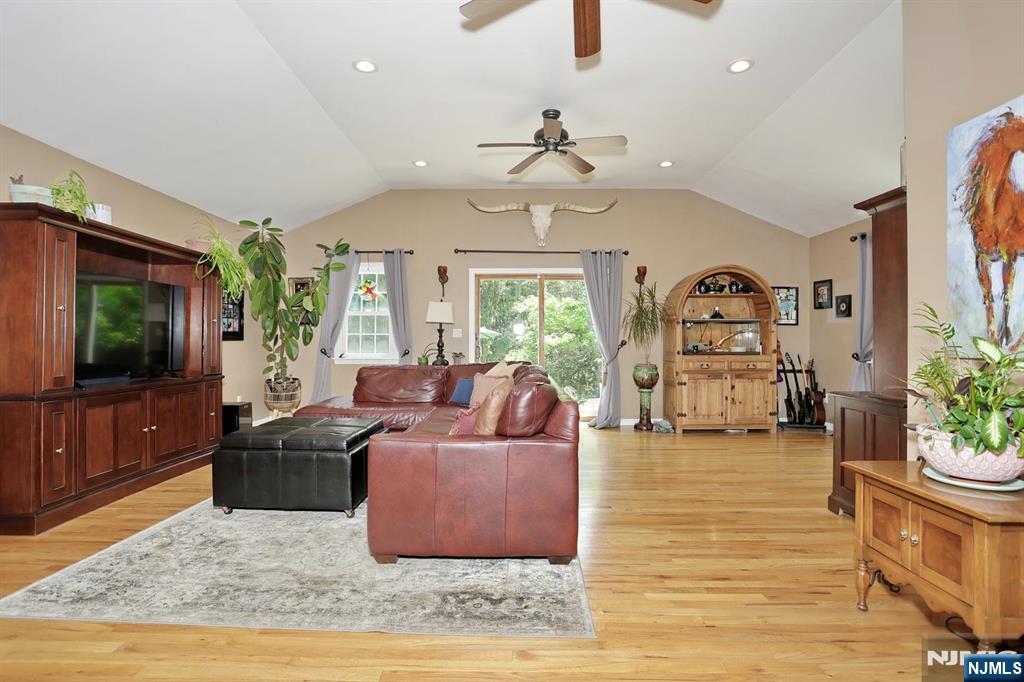 396 Burlington Road Paramus, NJ 07652 - Photo 16 of 46