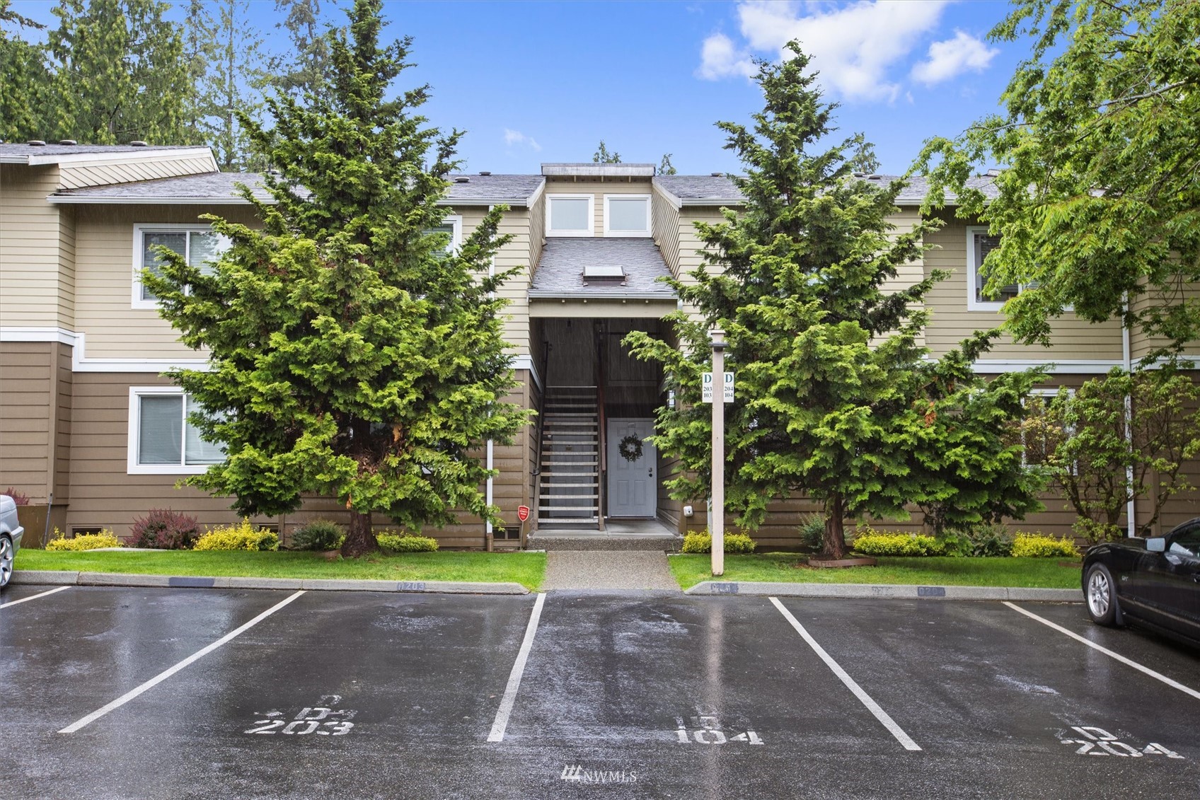 820 Cady Road, Unit D104 Everett, WA 98203 - Photo 1 of 27 a view of a brick house with a yard and large tree