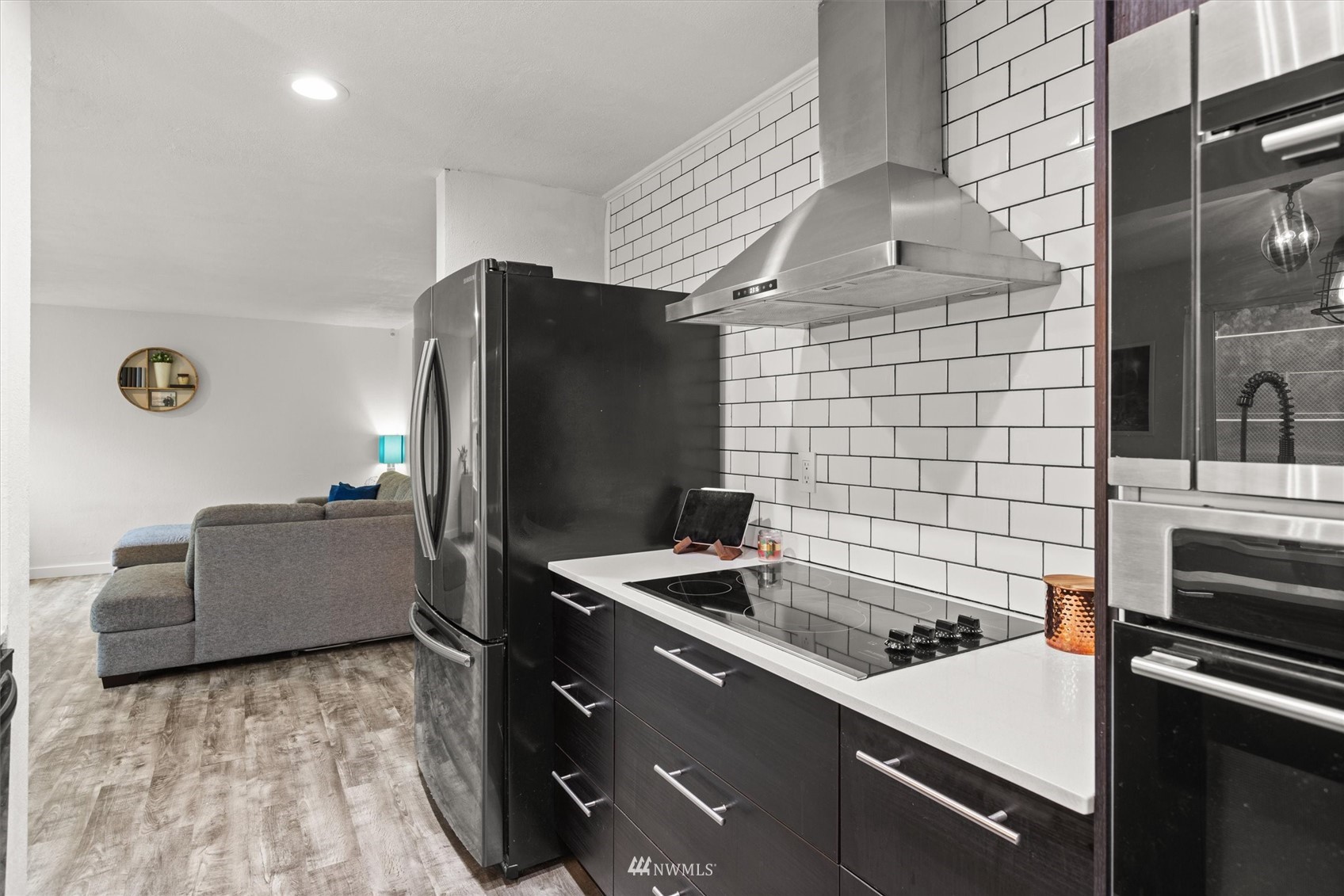 820 Cady Road, Unit D104 Everett, WA 98203 - Photo 6 of 27 a kitchen that has a microwave a stove and a refrigerator