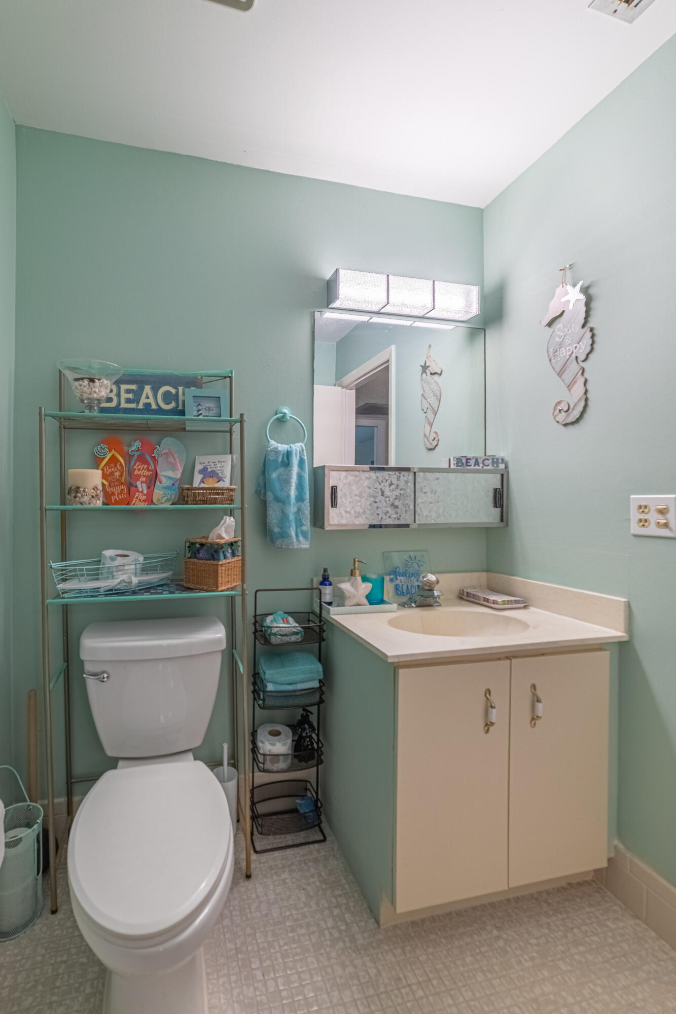 5230 Nesting Way, Unit C Delray Beach, FL 33484 - Photo 18 of 39 Guest Bathroom
