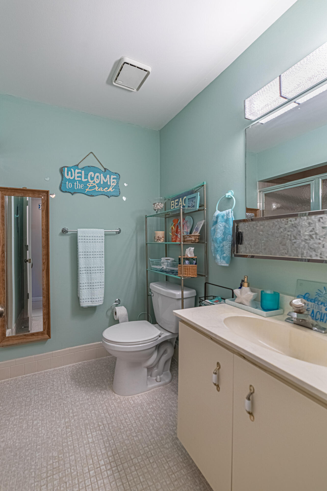 5230 Nesting Way, Unit C Delray Beach, FL 33484 - Photo 19 of 39 Guest Bathroom