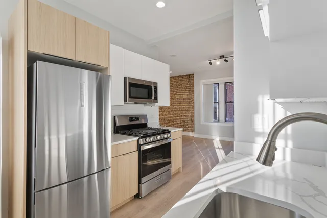 $2,450 | 7421 North Clark Street, Unit 3, Chicago, IL 60626