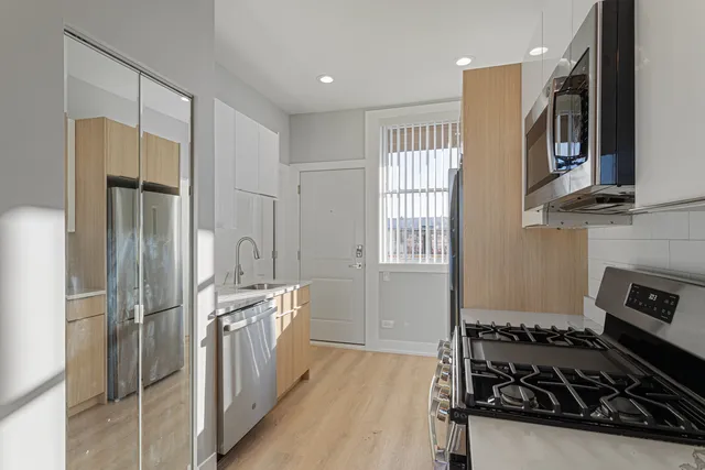 $2,450 | 7421 North Clark Street, Unit 3, Chicago, IL 60626