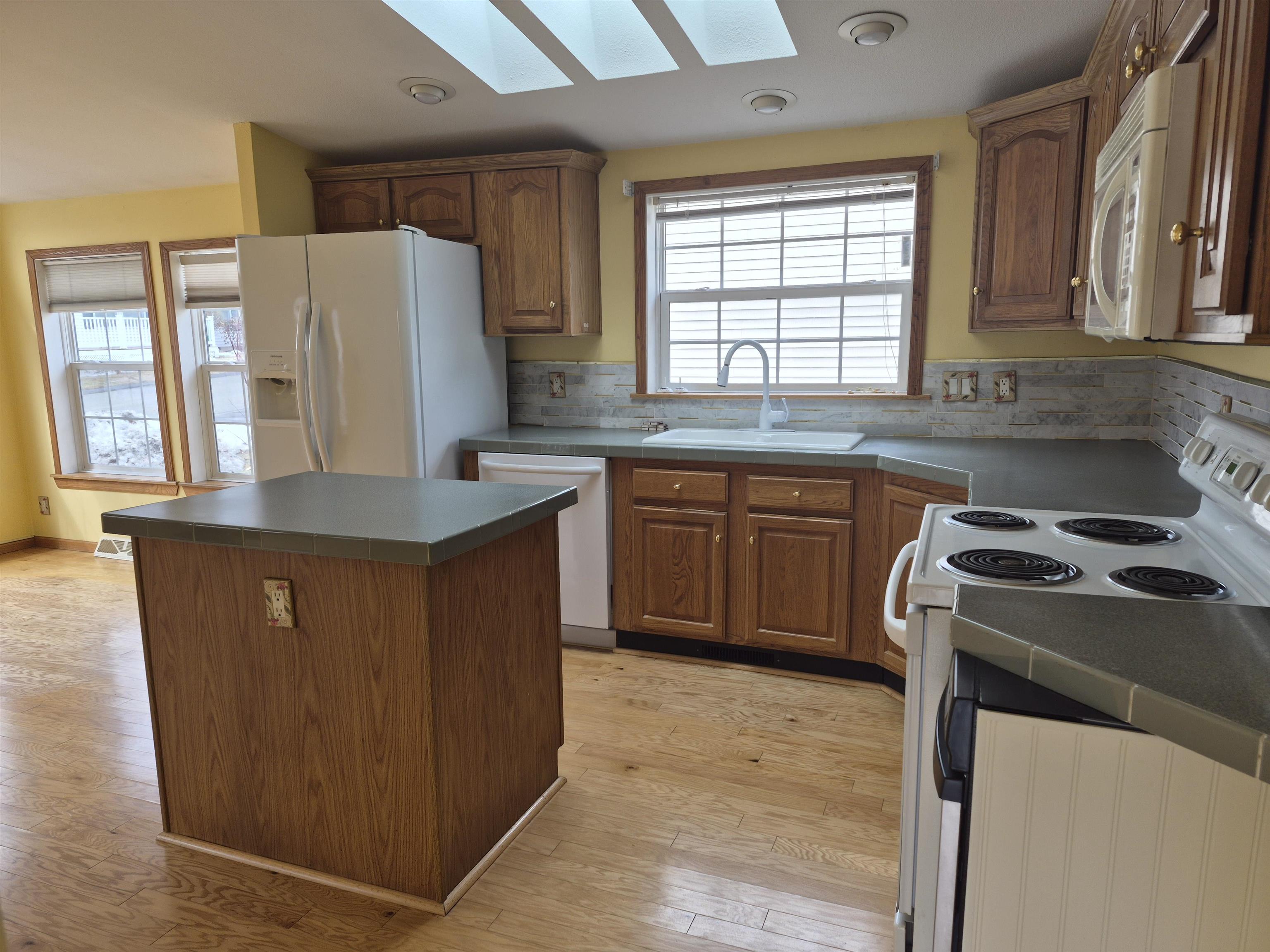 103 Heritage Way Manchester, NH 03104 - Photo 11 of 37