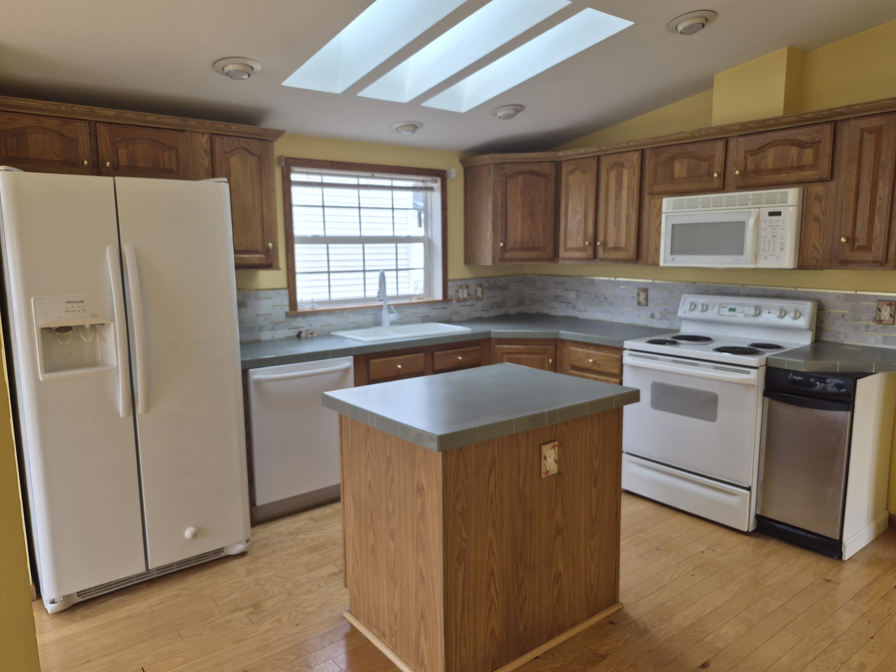 103 Heritage Way Manchester, NH 03104 - Photo 10 of 37