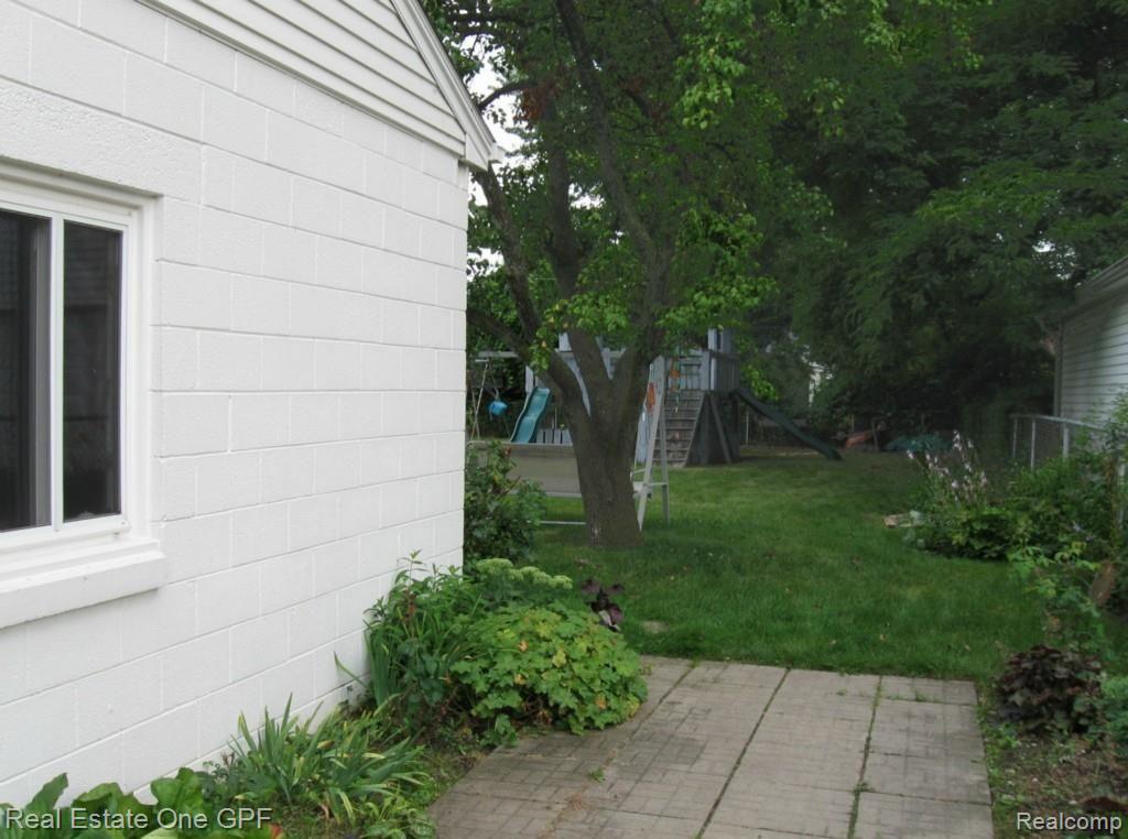 1783 Oxford Road Grosse Pointe, MI 48236 - Photo 20 of 21 20 IMG_1489.jpg