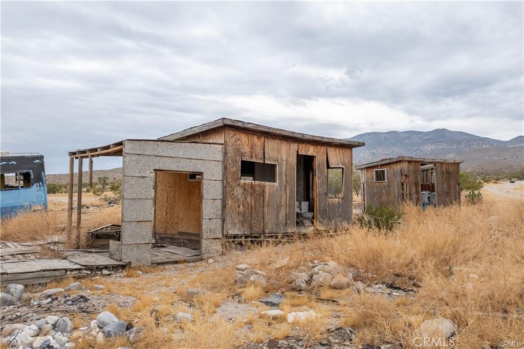 37050 Cheshire Road Lucerne Valley, CA 92356 - Photo 7 of 8 a view of a house with a yard