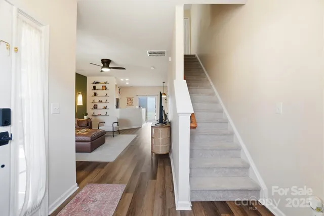 a view of entryway and kitchen