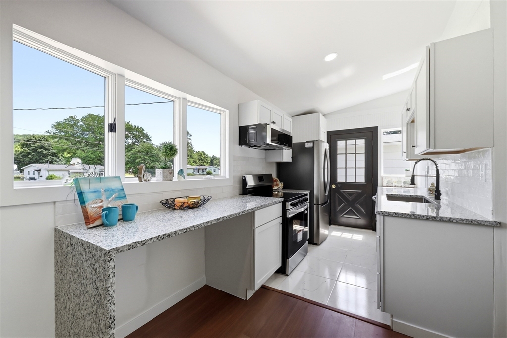 37 Sun Valley Road Holyoke, MA 01040 - Photo 8 of 28
