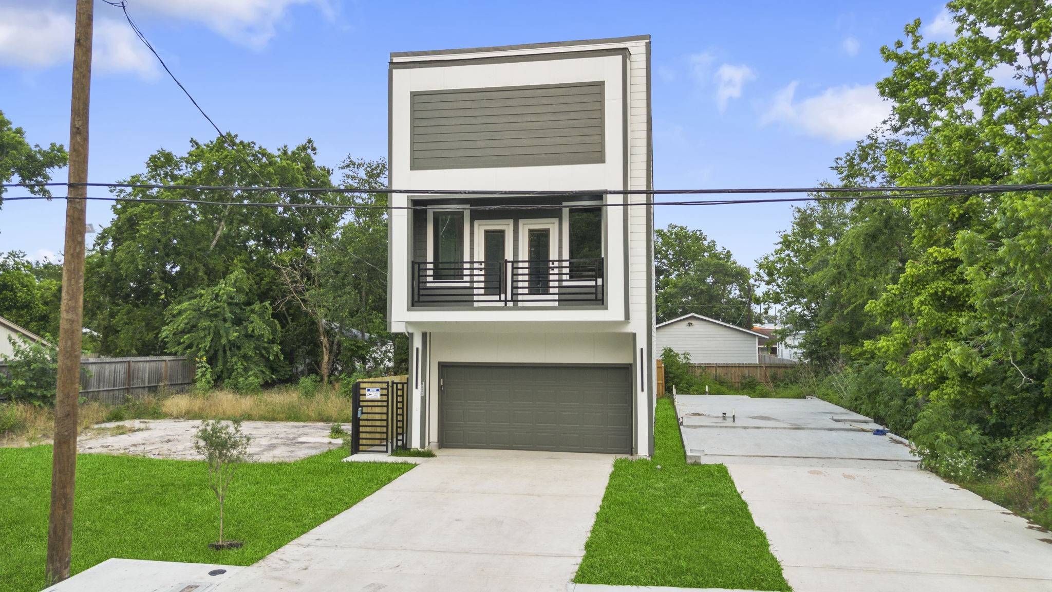 6631 Foster Street Houston, TX 77021 - Photo 2 of 31 a front view of a house with a garden and yard