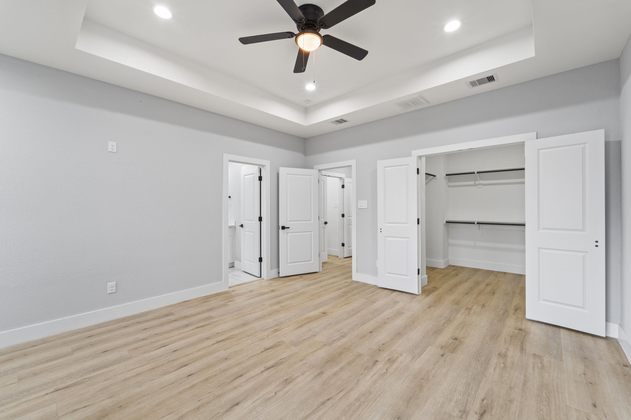 6631 Foster Street Houston, TX 77021 - Photo 27 of 31 a view of an empty room with a ceiling fan