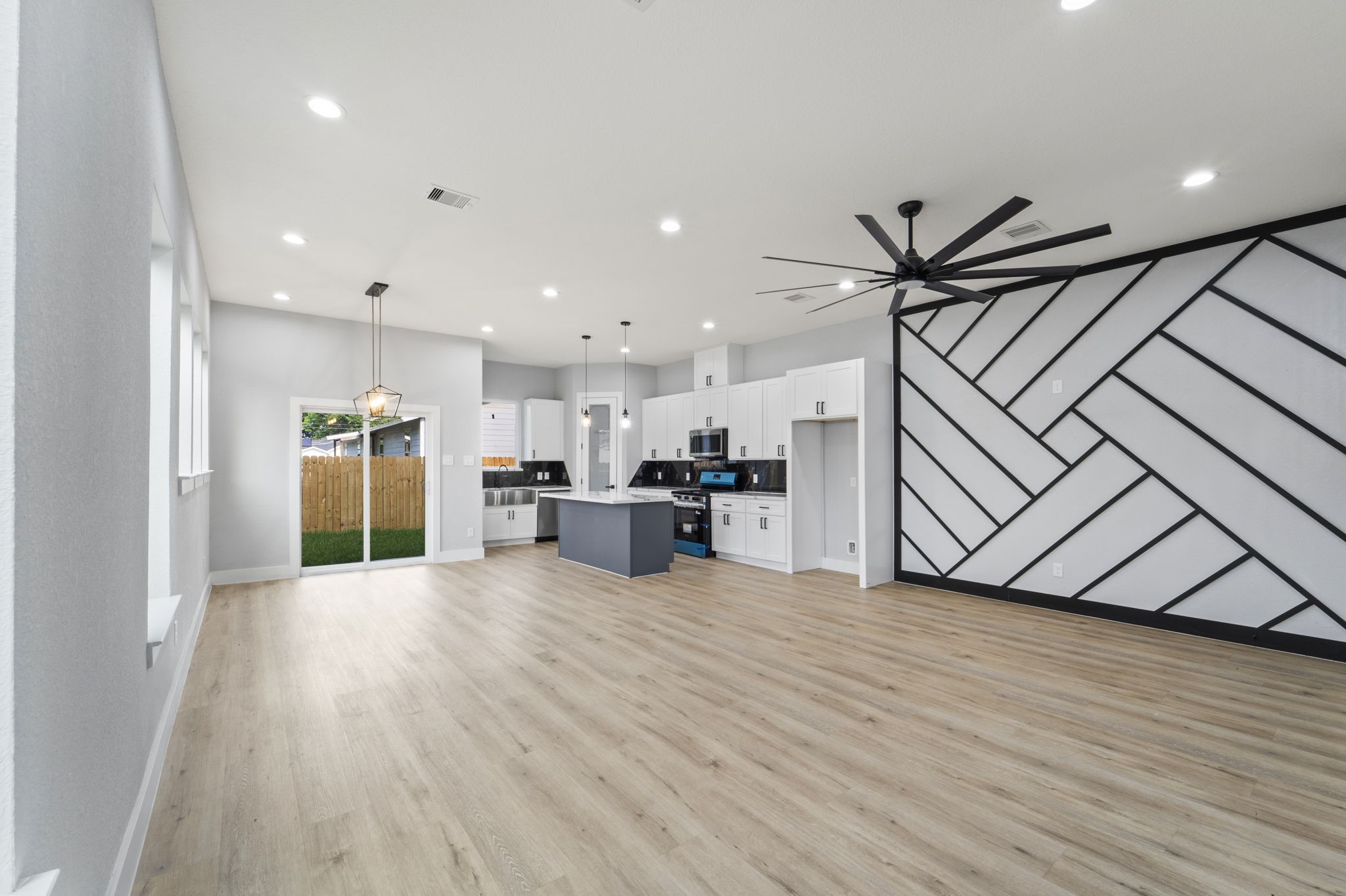 6631 Foster Street Houston, TX 77021 - Photo 6 of 31 a view of kitchen with refrigerator and microwave