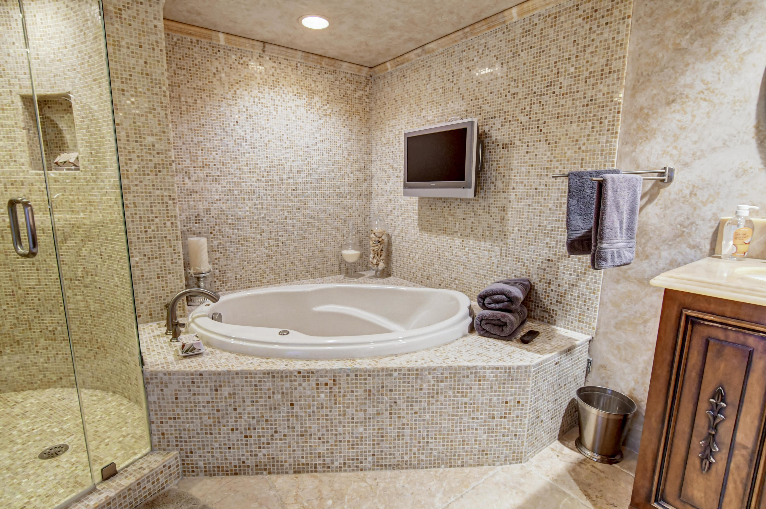 250 South Ocean Boulevard, Unit 16C Boca Raton, FL 33432 - Photo 28 of 85 Roman Tub