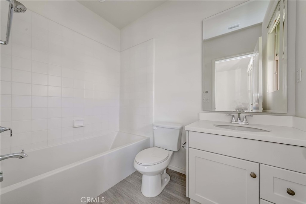 118 Walking Stick Irvine, CA 92618 - Photo 14 of 26 a bathroom with a toilet a sink and a bathtub