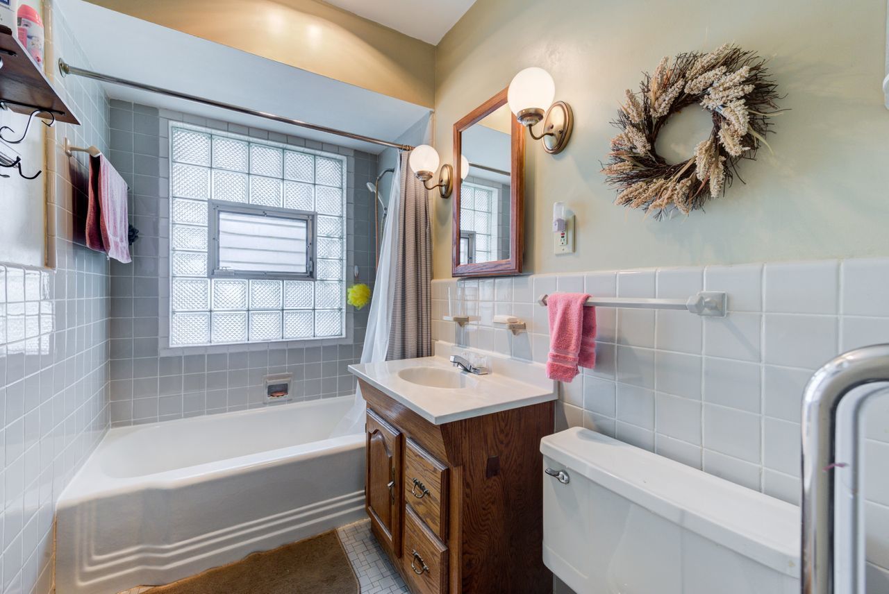 122 Wilma Place Park Ridge, IL 60068 - Photo 15 of 20 a bathroom with a sink a toilet and shower