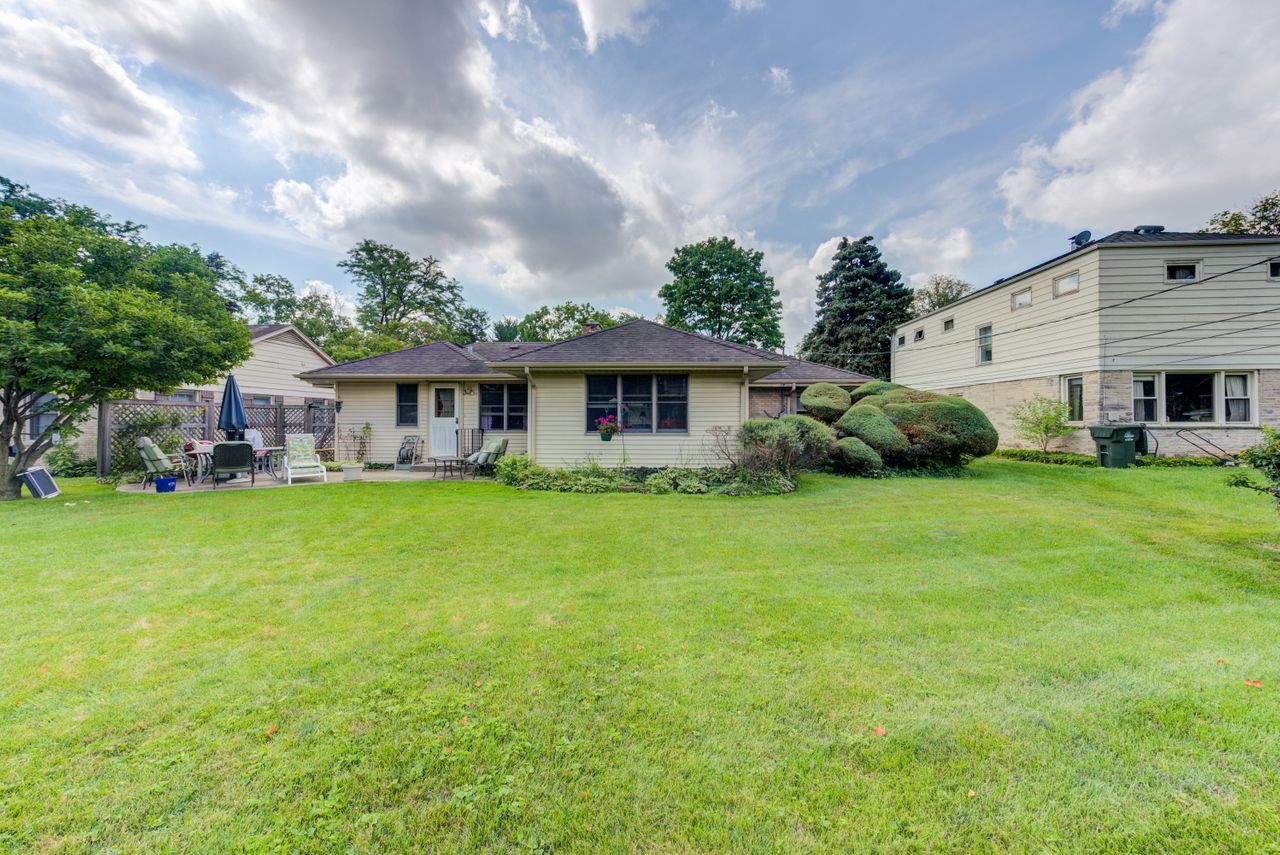 122 Wilma Place Park Ridge, IL 60068 - Photo 18 of 20 a view of house that has garden