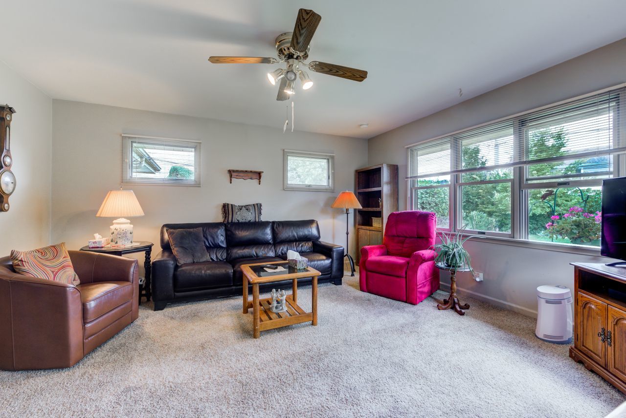 122 Wilma Place Park Ridge, IL 60068 - Photo 8 of 20 a living room with furniture and a large window