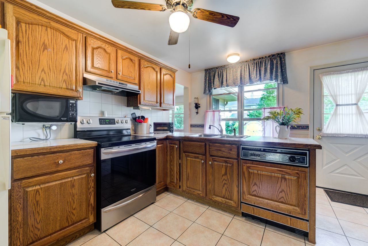 122 Wilma Place Park Ridge, IL 60068 - Photo 10 of 20 a kitchen with stainless steel appliances granite countertop a stove and a sink