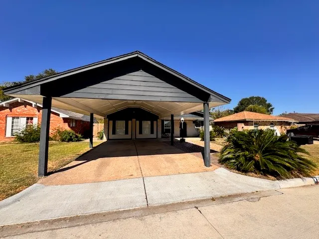 a view of a house with backyard and sitting area