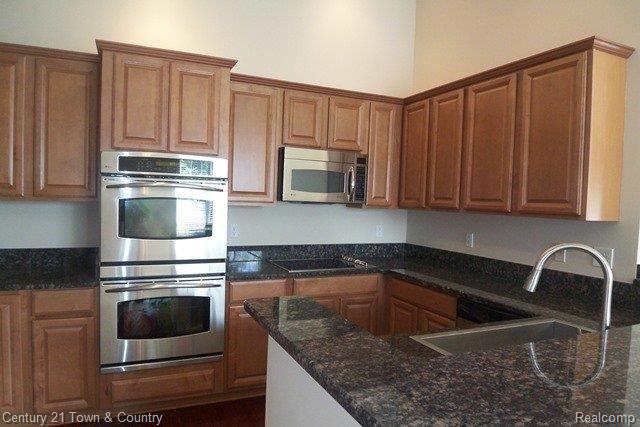 754 East Bluff Court Rochester, MI 48306 - Photo 2 of 20 KITCHEN