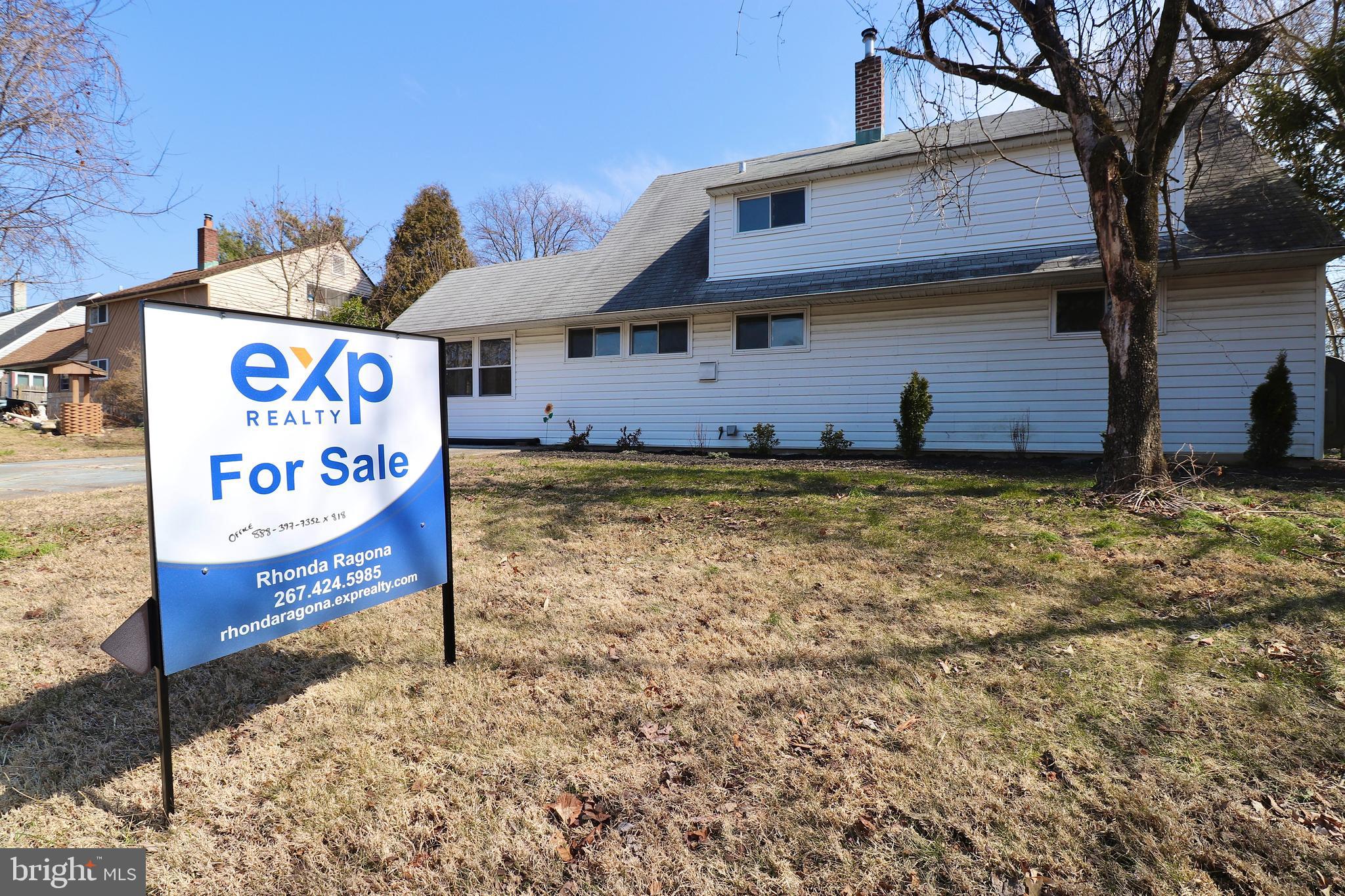 74 Goldengate Road Levittown, PA 19057 - Photo 4 of 27