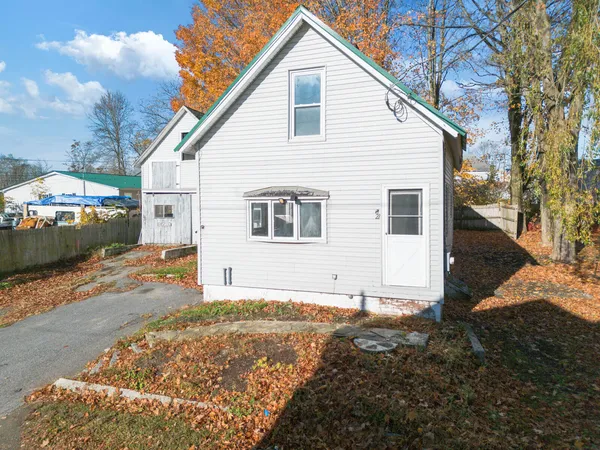 $169,900 | 21 Water Street, Clinton, ME 04927
