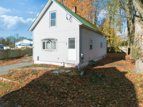 $169,900 | 21 Water Street, Clinton, ME 04927