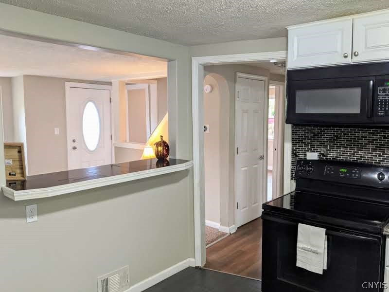 1004 Buckley Road Salina, NY 13088 - Photo 11 of 45 Open concept at its best!