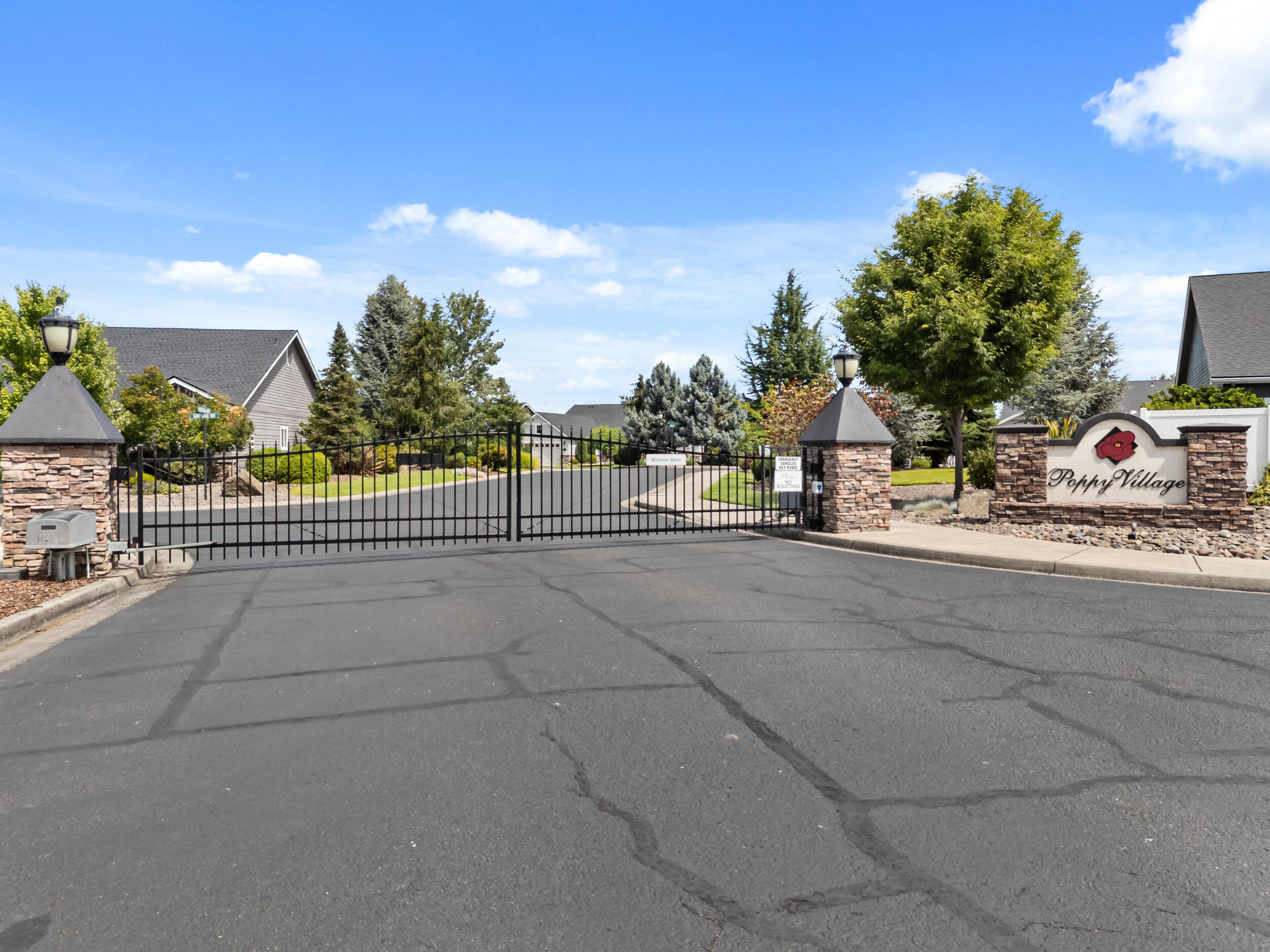 115 Sandridge Way Eagle Point, OR 97524 - Photo 9 of 36 Gated Entry