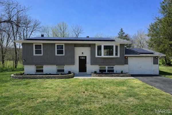 $275,000 | 60 Stonecliff Drive, Fenton, MO 63026