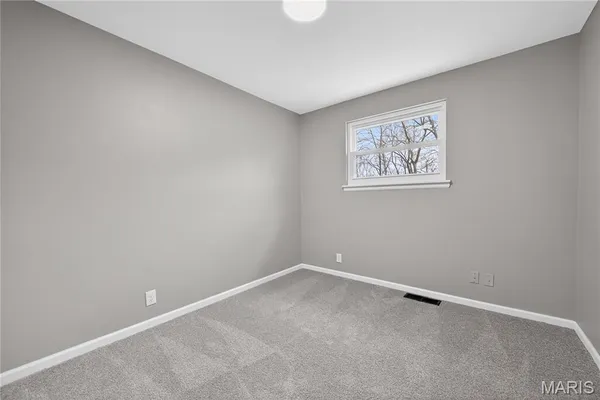 $275,000 | 60 Stonecliff Drive, Fenton, MO 63026