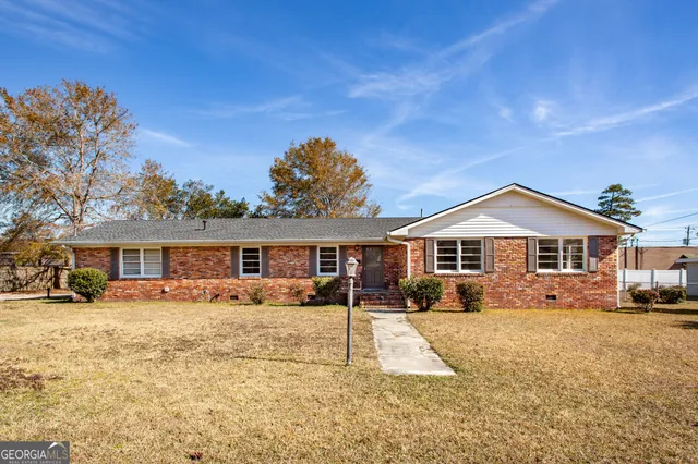 a view of a house with a yard