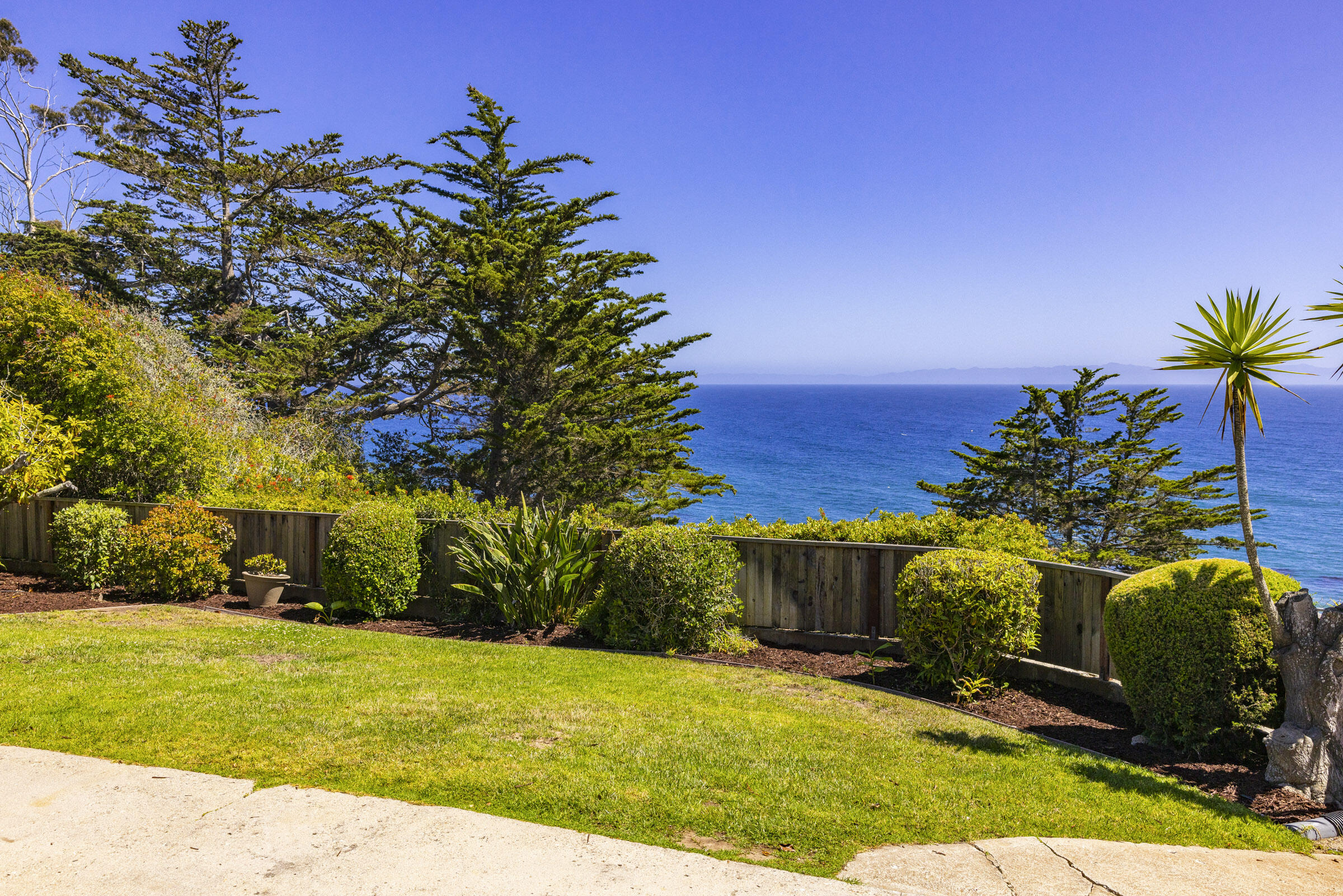 1919 El Camino De La Luz Santa Barbara, CA 93109 - Photo 4 of 28 a view of a yard