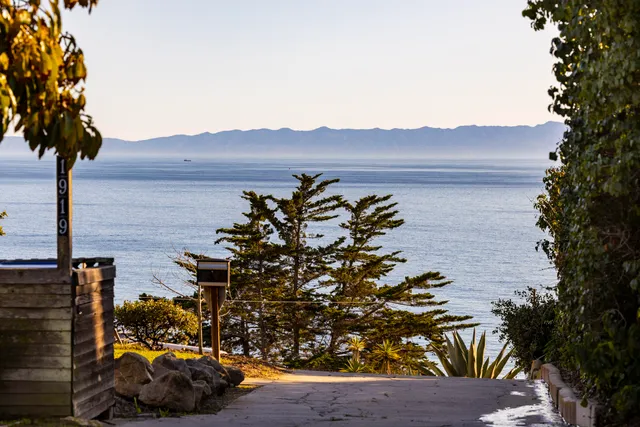 $3,950,000 | 1919 El Camino De La Luz, Santa Barbara, CA 93109