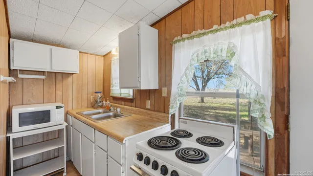 $330,000 | 74 County Road 454, Stockdale, TX 78160