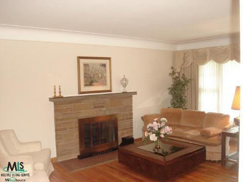 951 Hawthorne Road Grosse Pointe, MI 48236 - Photo 2 of 9 642032-1.JPG