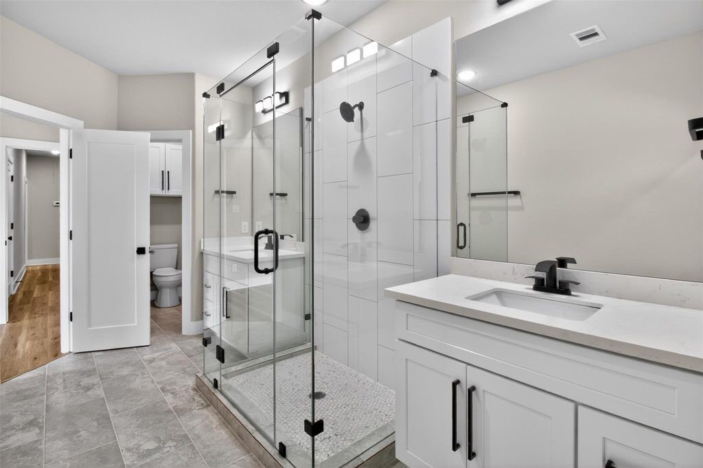 4217 Mallow Street, Unit B Houston, TX 77051 - Photo 3 of 15 Primary bathroom