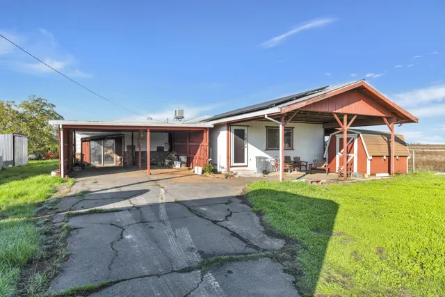 a view of a house with backyard and porch