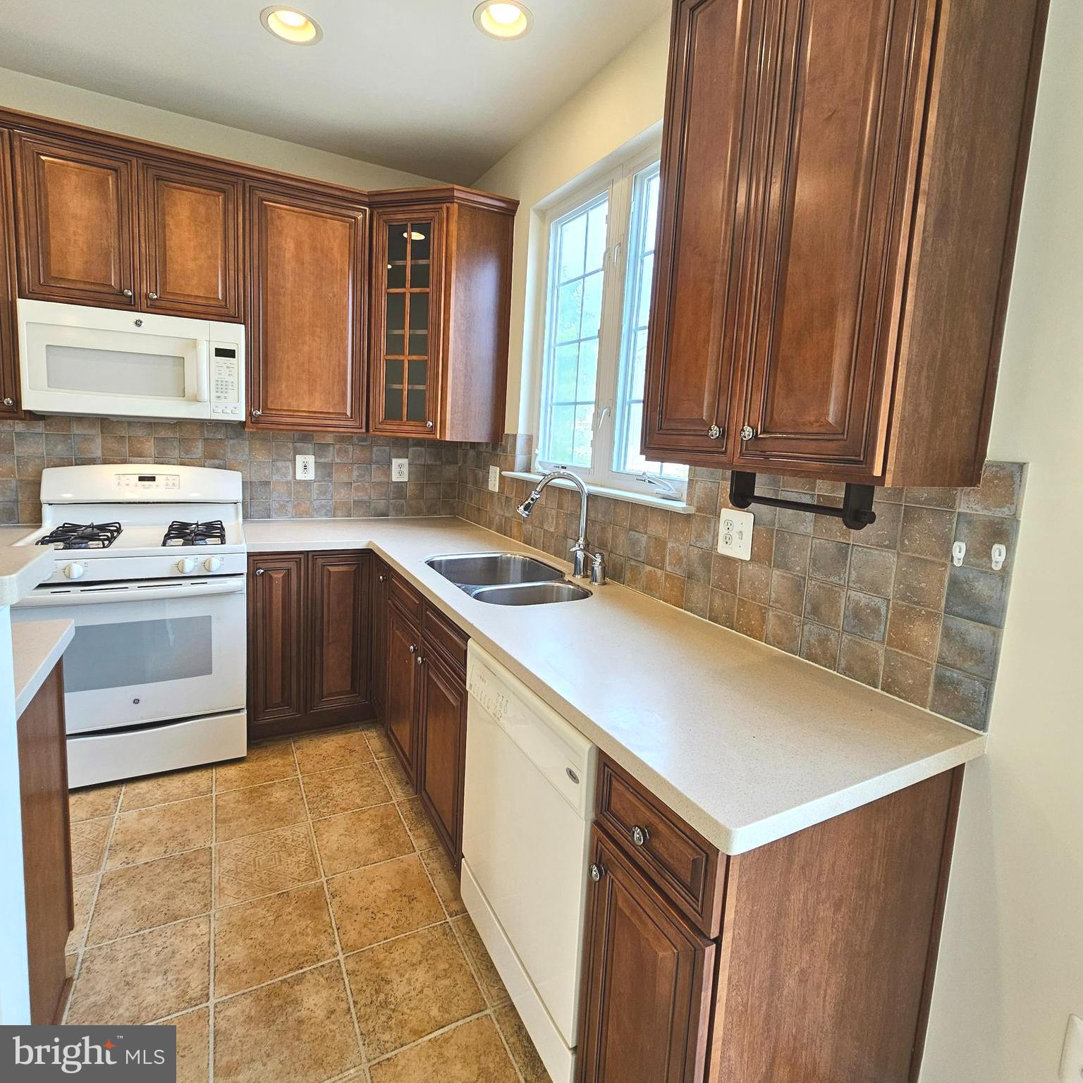 725 Chevington Court Woodbridge, VA 22191 - Photo 20 of 36 a kitchen with a sink stove and cabinets