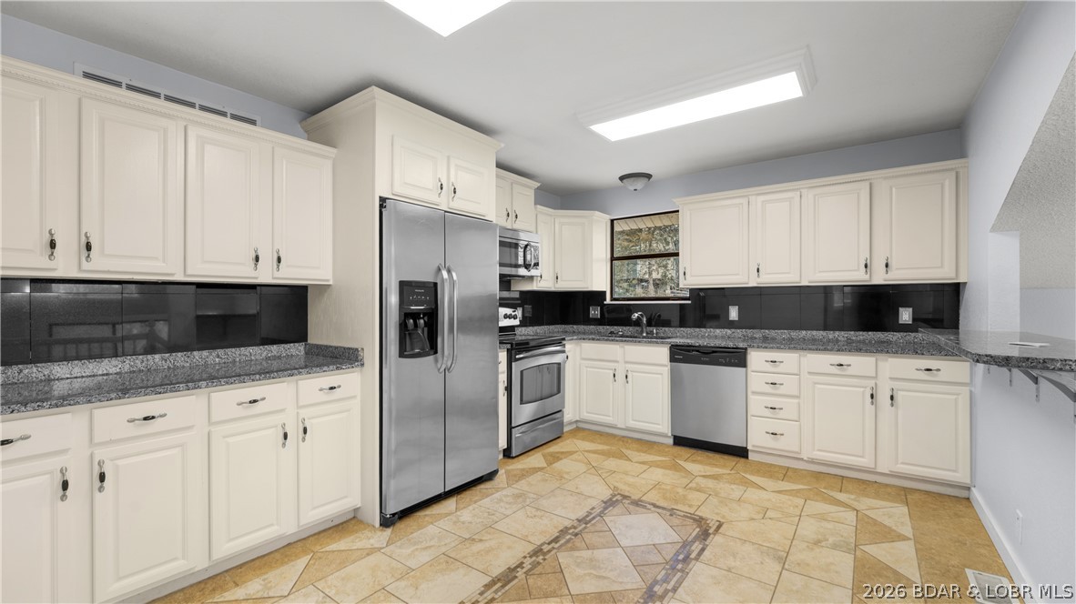 22 River Wood Road Camdenton, MO 65020 - Photo 4 of 43