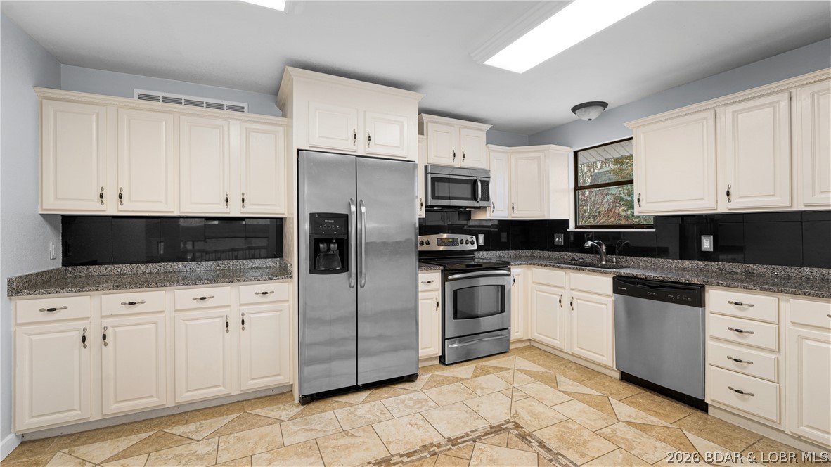 22 River Wood Road Camdenton, MO 65020 - Photo 5 of 43