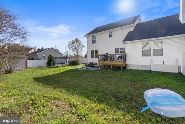 a view of a house with backyard