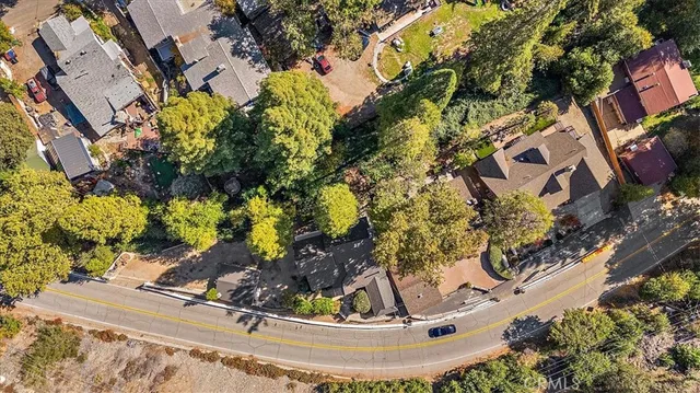a view of a yard in front of the house