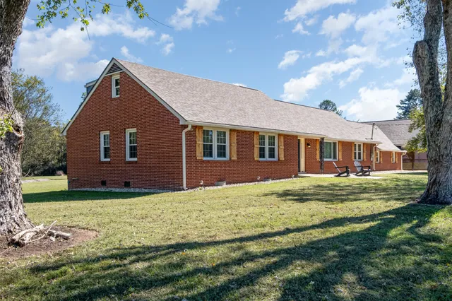 a view of a house with a yard