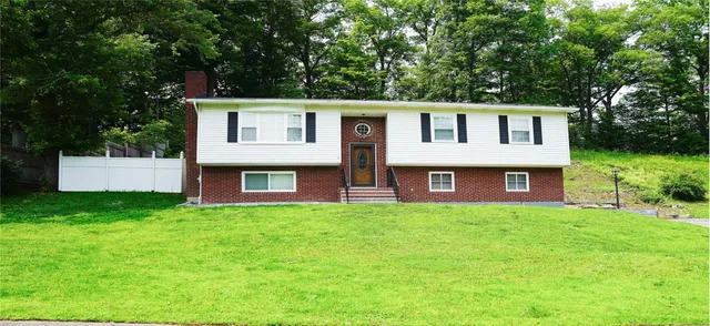 $499,999 | 11 Boxwood Close, Hopewell Junction, NY 12533