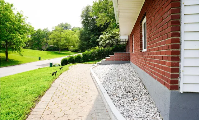 a view of a pathway both side of building