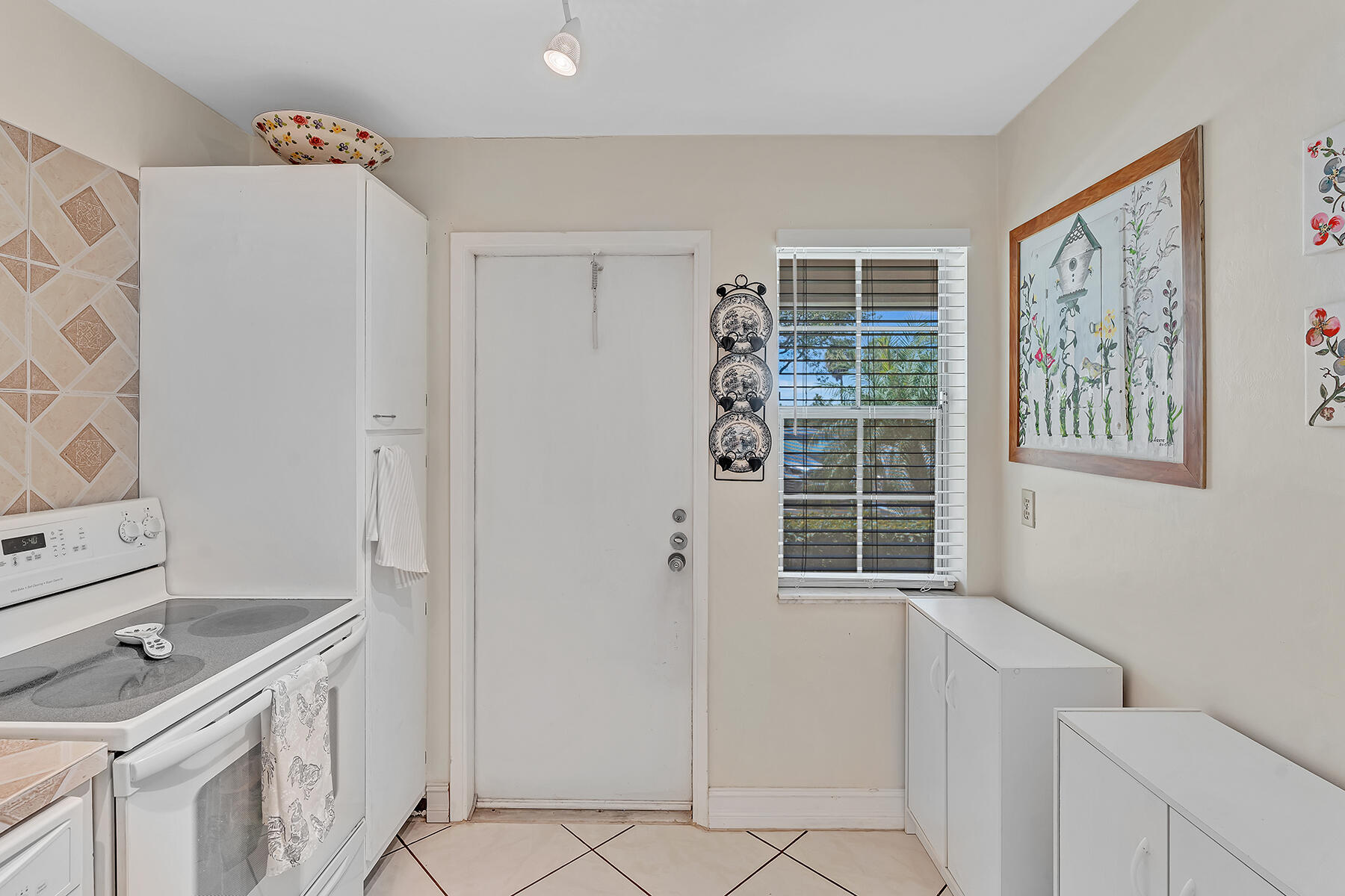 3091 North Course Drive, Unit 108 Pompano Beach, FL 33069 - Photo 8 of 42 a bathroom with a sink and a mirror