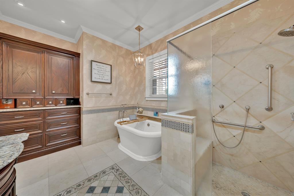 1431 Travis Circle North Irving, TX 75038 - Photo 25 of 40 a spacious bathroom with a bathtub sink and mirror